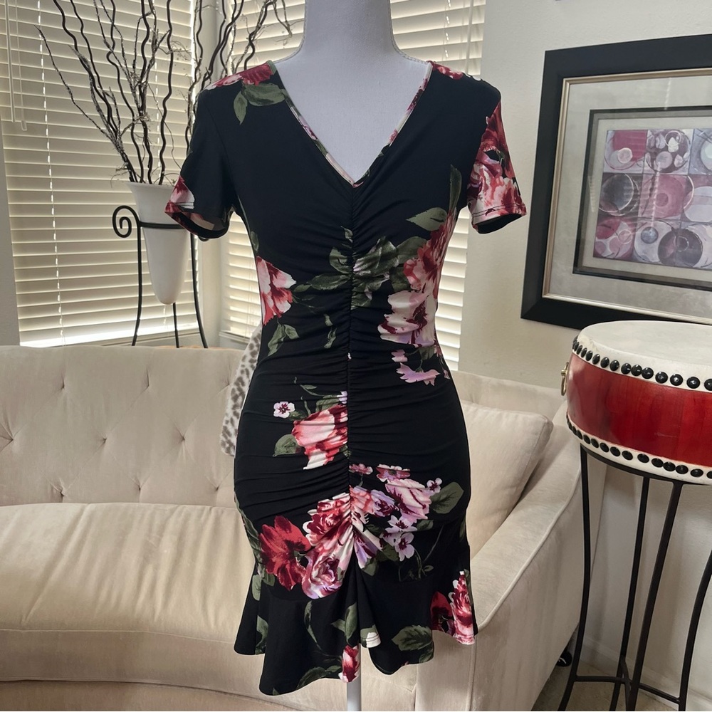NWT Floral Ruched V-neck Body Con Dress